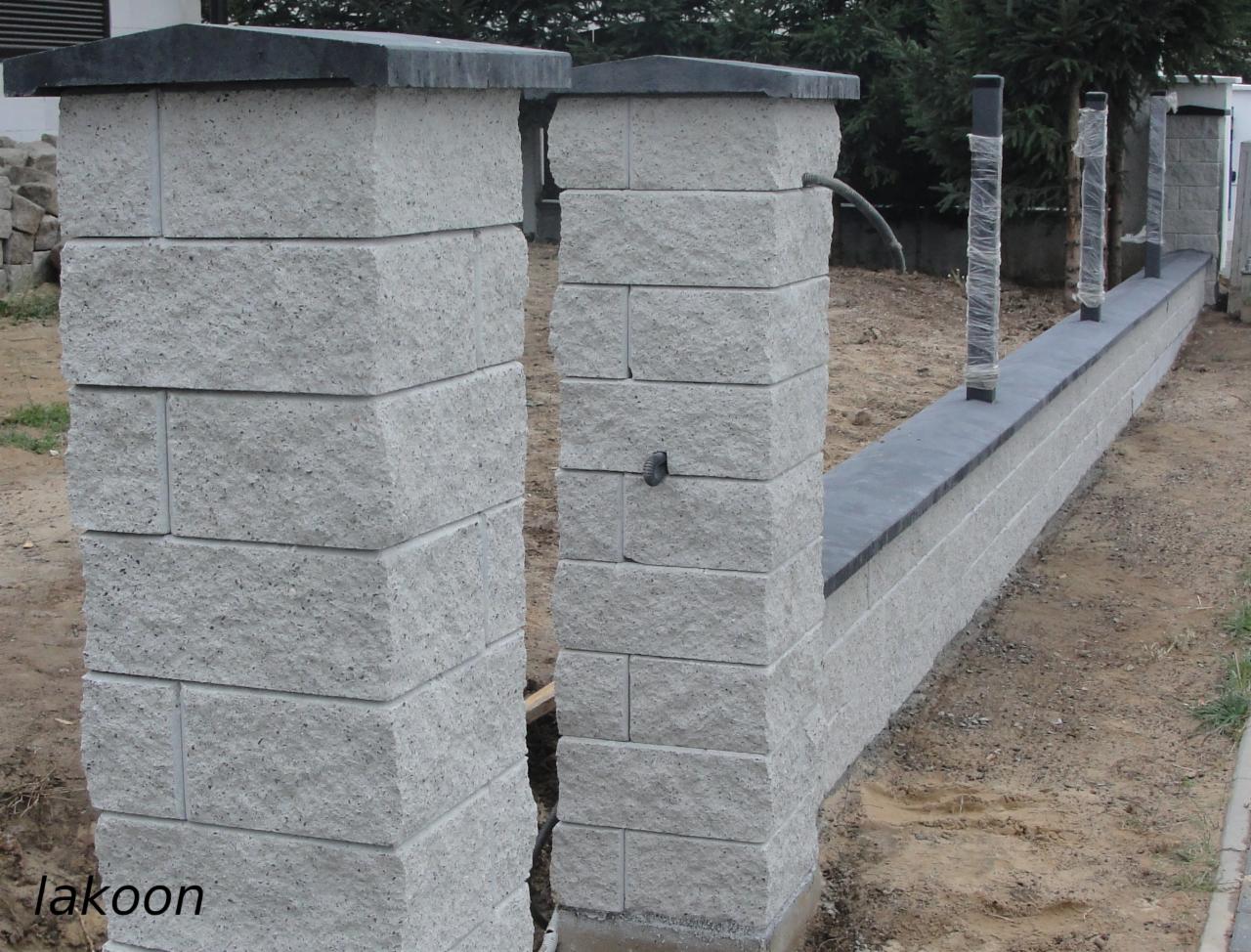 Ogrodzenie z bloczków łupanych firmy Drewbed