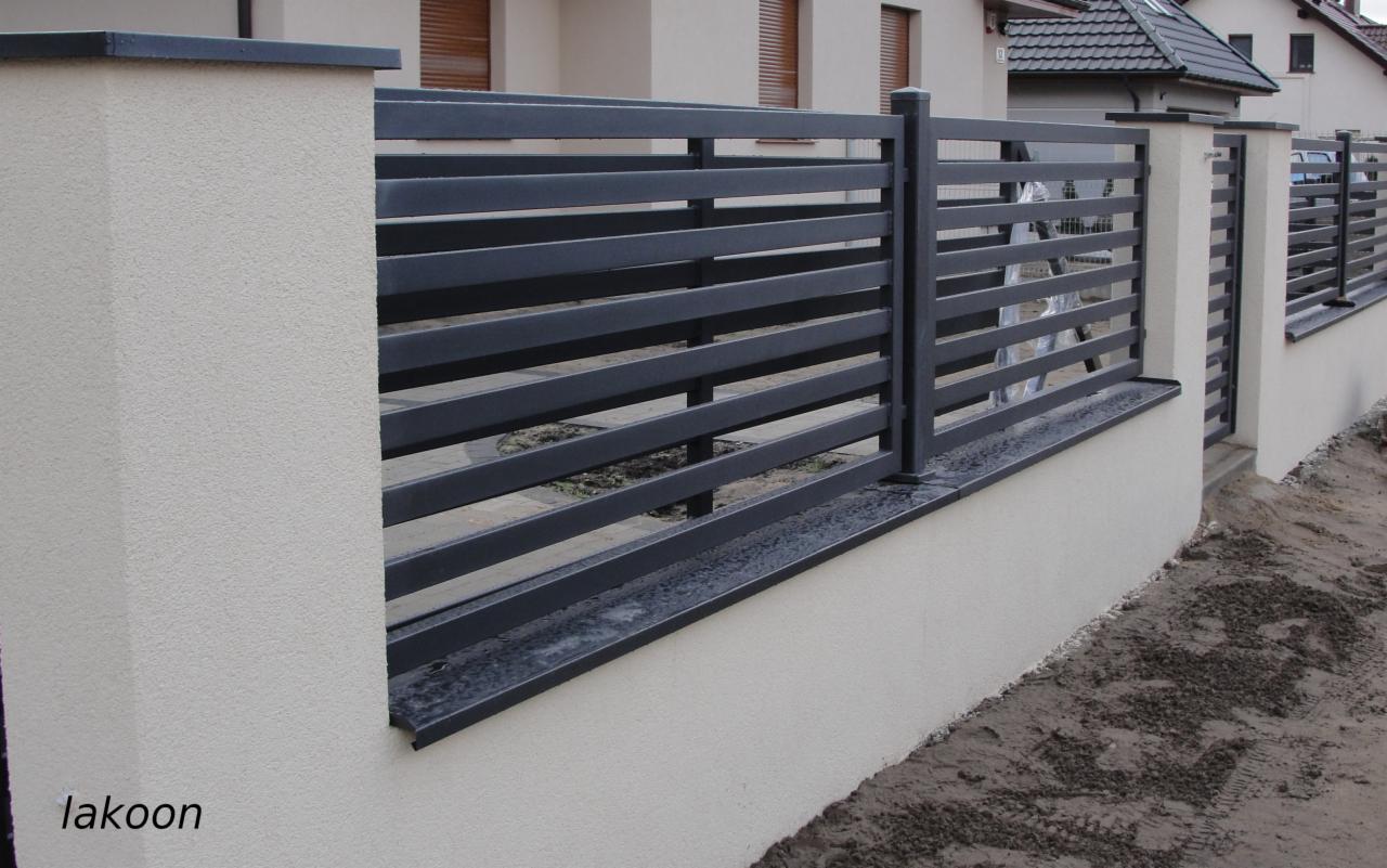 Ogrodzenie wykończone tynkiem ozdobnym typu baranek firmy Atlas