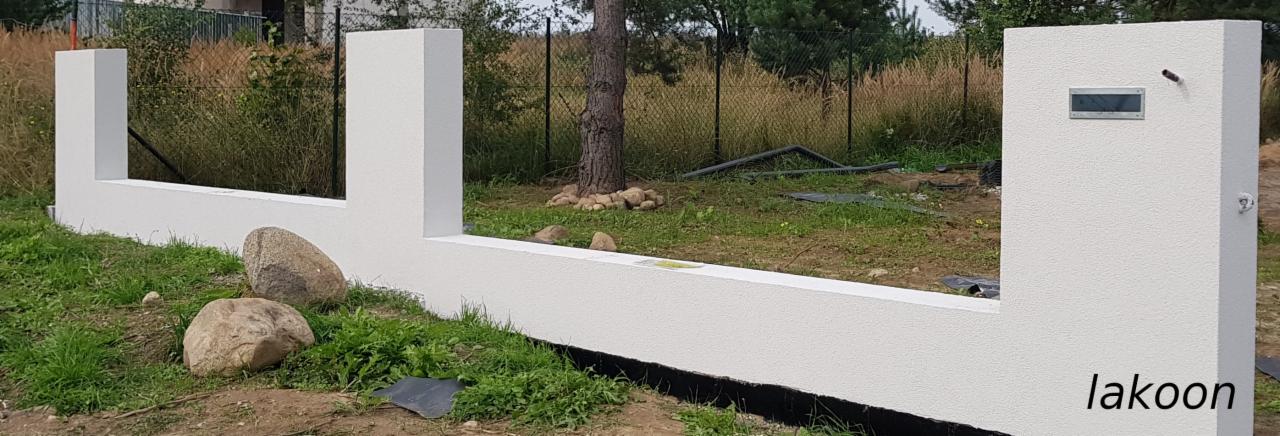 Ogrodzenie wykończone tynkiem ozdobnym typu baranek firmy Caparol
