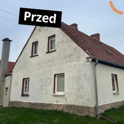 Arko Arkadiusz Łukasik - Dom jednorodzinny przed termomodernizacją. Widoczna stara elewacja i okna. Ujęcie z poziomu gruntu, zieleń w tle.