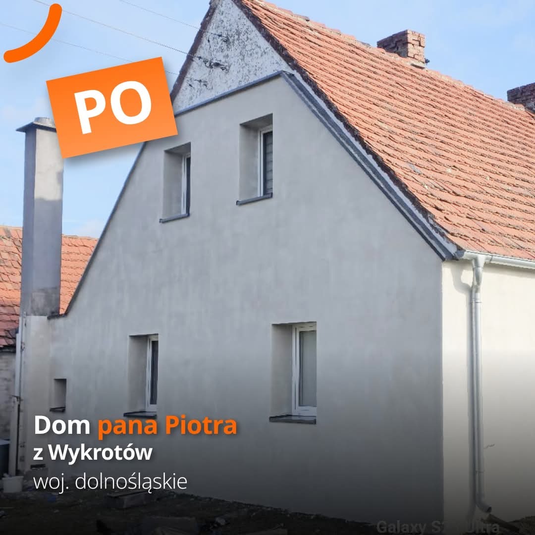 Odnowiona elewacja domu w Grybów, prezentująca efekt 'po' z nową, jasną kolorystyką i odświeżonym wyglądem dachu z czerwonej dachówki.