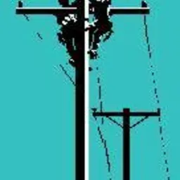 Dwóch techników pracujących na słupie wysokiego napięcia, widok z dołu na tle błękitnego nieba.