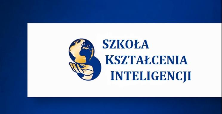 Logo szkoły kształcenia inteligencji z globusem w dłoniach na białym tle, umieszczone na granatowej powierzchni.