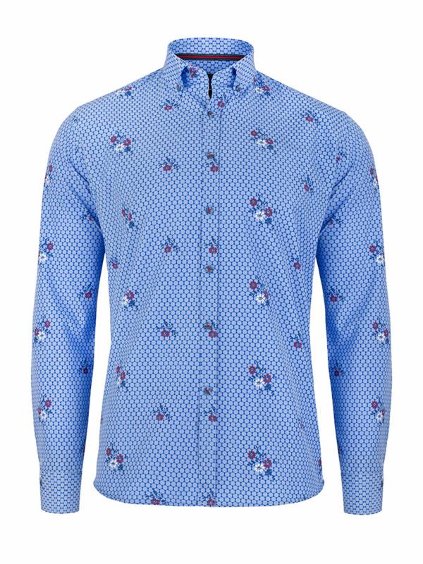 Jasnoniebieska koszula z długim rękawem, pokryta drobnym geometrycznym wzorem i motywem kwiatowym w kolorach białym i czerwonym.