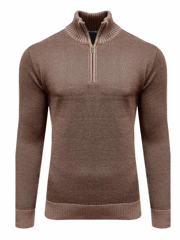 Brązowy sweter z golfem i krótkim zamkiem błyskawicznym, prezentowany na białym tle.