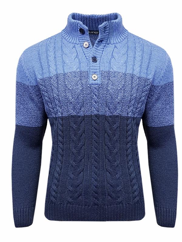 Męski sweter z golfem zapinany na trzy guziki, w odcieniach błękitu i granatu, z wyraźnym wzorem warkoczowym.