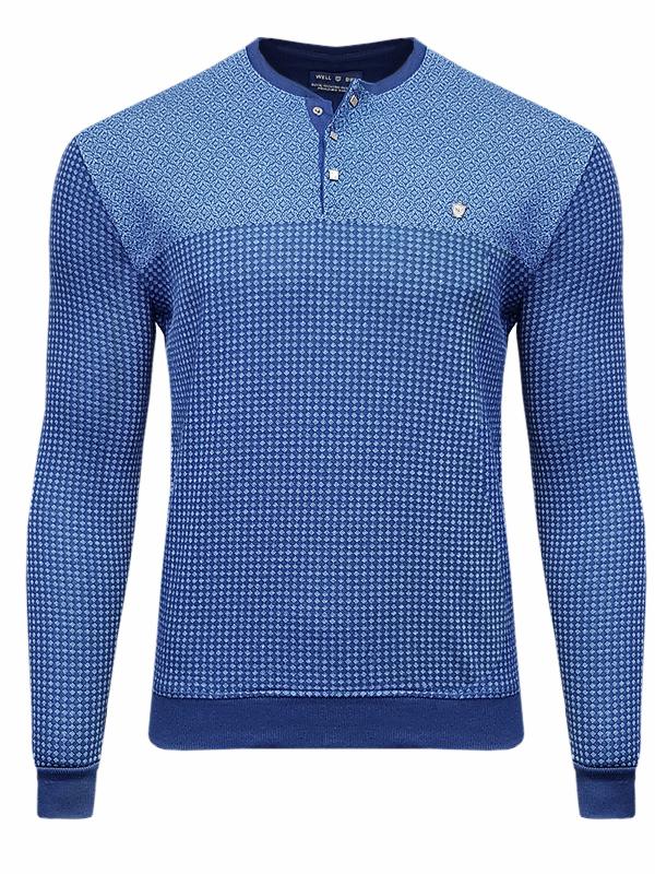 Męska koszula z długim rękawem w odcieniach niebieskiego, z geometrycznym wzorem i trzema guzikami pod szyją, prezentowana na białym tle.