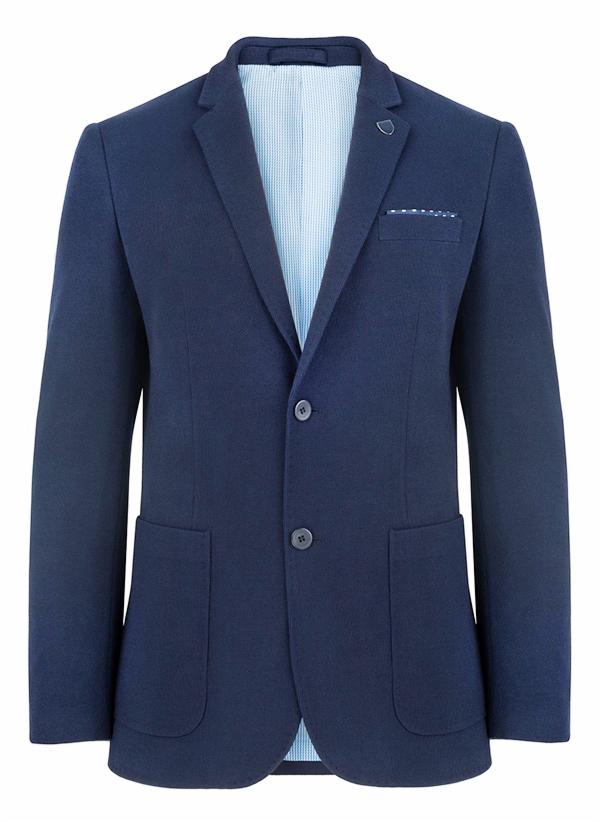 Granatowa marynarka męska z dwoma guzikami, kieszeniami z zaokrąglonymi brzegami i ozdobną poszetką w kieszonce na piersi.