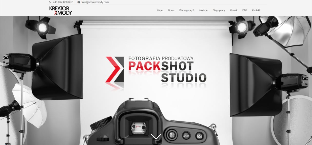 Studio fotograficzne z profesjonalnym oświetleniem, softboxami, blendami i aparatem skierowanym na białe tło z napisem 'Fotografia Produktowa Packshot Studio'.