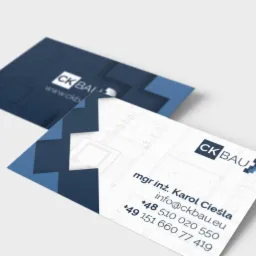 Dwie wizytówki firmy budowlanej CK BAU, jedna z planem architektonicznym, druga z logo i danymi kontaktowymi mgr inż. Karola Cieśli.