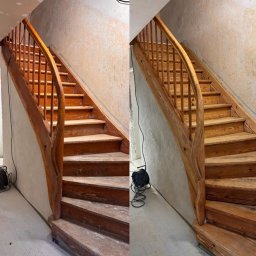 Wood House Group - Renowacja drewnianych schodów z ozdobną balustradą: widok przed i po odświeżeniu, ukazujący różnicę w kolorze i wykończeniu drewna.
