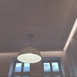 Sufit w jasnym pomieszczeniu z oświetleniem LED wzdłuż krawędzi, centralnie umieszczona biała lampa wisząca z dekoracyjnym rozetą, kinkiet z drewnianym elementem oraz obraz na ścianie.