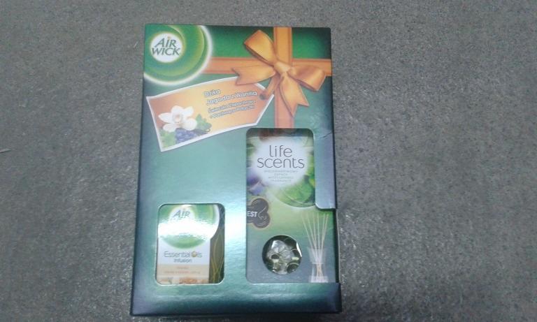 Pudełko prezentowe Air Wick Life Scents z dyfuzorem zapachowym i olejkami eterycznymi, sfotografowane w Nowym Dworze Mazowieckim, z widocznym motywem kwiatowym i kokardą na opakowaniu.