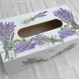 Moje ozdabianie Patrycja Krawczyńska - Białe, prostokątne pudełko na chusteczki higieniczne, zdobione motywem lawendy, z wyciętym otworem na chusteczki na górze, leżące na jasnym tle.