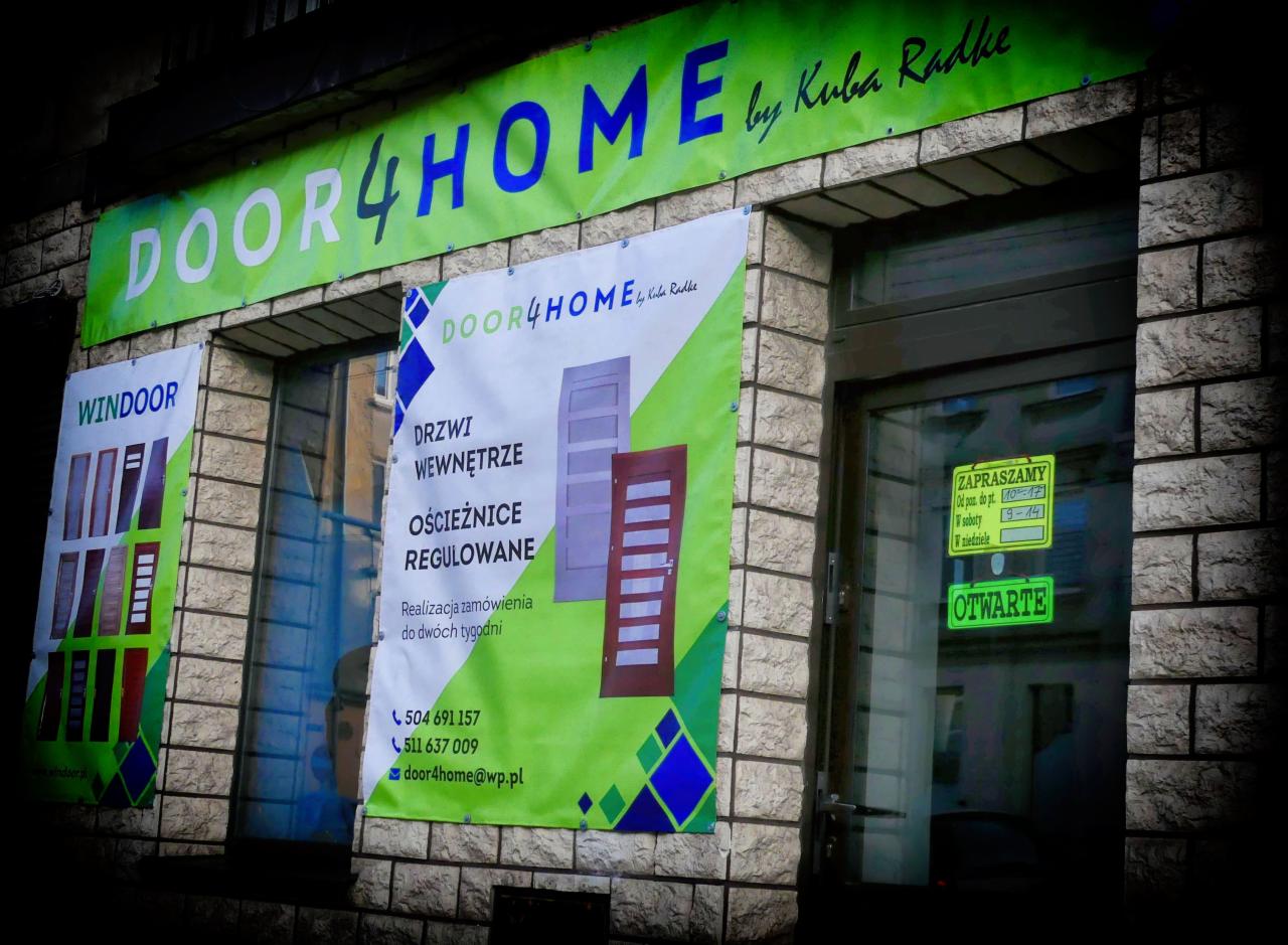 Fasada sklepu z banerami reklamowymi firmy Door4Home prezentującymi drzwi wewnętrzne i ościeżnice regulowane, z informacją o czasie realizacji zamówienia do dwóch tygodni oraz numerami kontaktowymi.