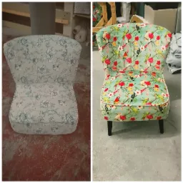 Dwa identyczne krzesła przed i po renowacji tapicerki: po lewej krzesło z jasną tkaniną w kwiaty, po prawej w turkusowe tło z motywem papug i kwiatów.
