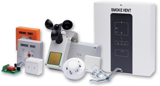 Zestaw komponentów systemu oddymiania: centrala sterująca, czujnik dymu, anemometr, przyciski i moduł sterujący. Elementy w kolorze białym i czarnym na jasnym tle.