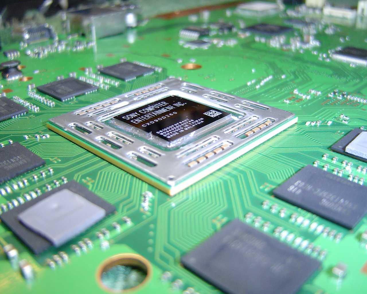 Zbliżenie na płytę główną z procesorem Sony Computer Entertainment Inc. CXD900266, widoczne ścieżki i inne komponenty elektroniczne.