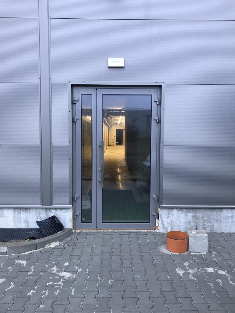 Drzwi wejściowe do firmy BDG