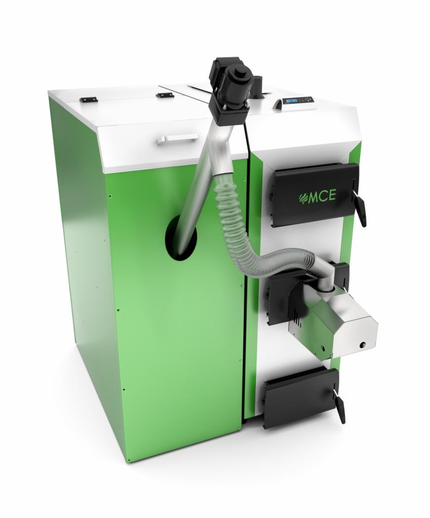 Zielono-biały piec grzewczy z podajnikiem i rurą, widoczne logo MCE na czarnym panelu, oświetlenie studyjne, białe tło.