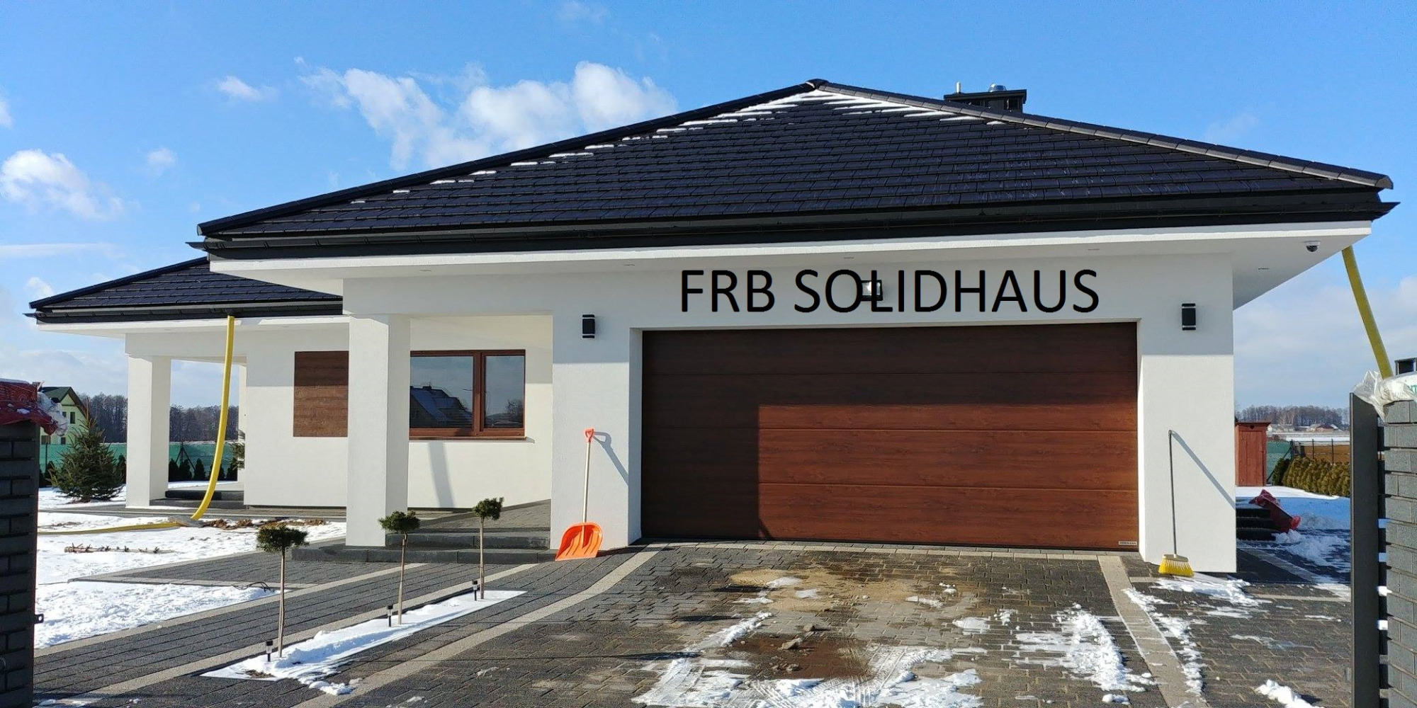 Elewacja budynku z wykonaniem podbitki z tynku w kolorze ścian