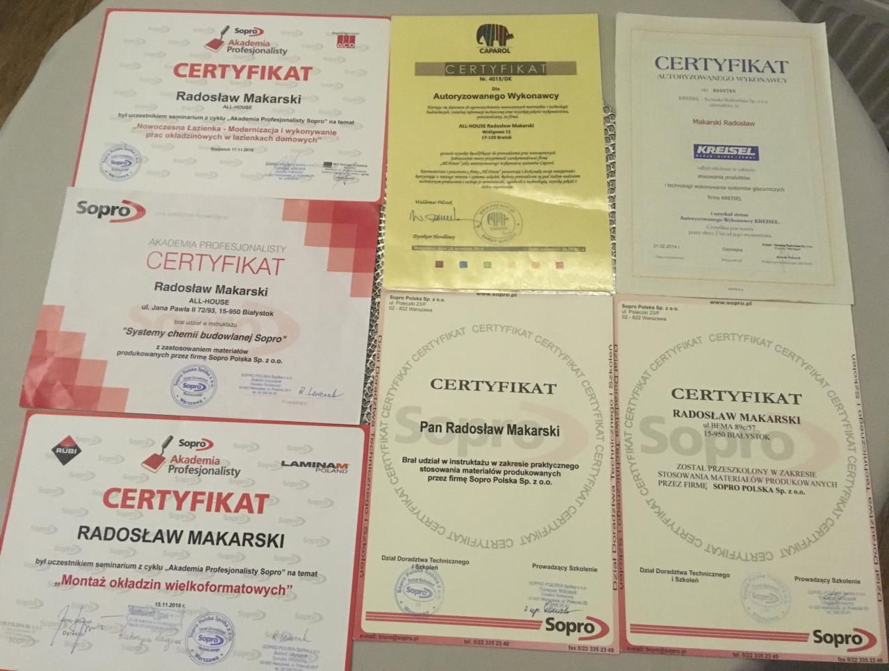 Zestaw certyfikatów i dyplomów potwierdzających kwalifikacje Radosława Makarskiego w zakresie stosowania produktów firm Sopro, Caparol i Kreisel, ułożonych na jasnym tle.