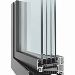 Przekrój ramy okiennej z trzema szybami, ukazujący szczegółową konstrukcję profilu i uszczelnień.