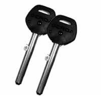 Dwa klucze z czarną główką z napisem i srebrnym trzpieniem, ułożone ukośnie na białym tle.