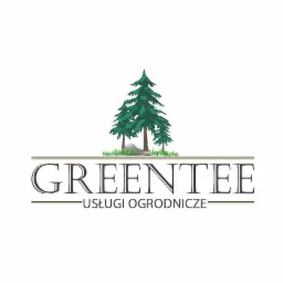 Logo firmy ogrodniczej GreenTee z trzema stylizowanymi drzewami iglastymi i napisem 'Usługi Ogrodnicze'.