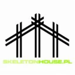 Grafika wektorowa przedstawiająca stylizowany dom szkieletowy z elementami dekoracyjnymi w górnej części, poniżej adres strony internetowej 'SKELETONHOUSE.PL' w kolorze jasnozielonym.