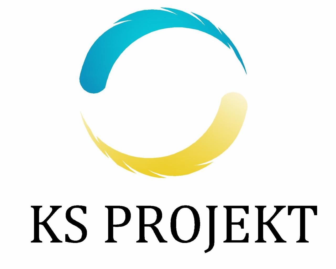 Logo firmy KS Projekt z abstrakcyjnym symbolem w kształcie półokręgu, gradient od błękitu do żółci, umieszczone nad nazwą firmy.