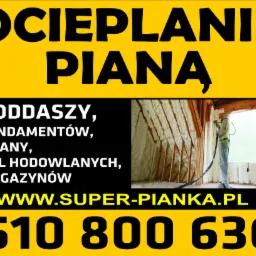 Grafika reklamowa: pracownik w kombinezonie natryskuje pianę izolacyjną na poddaszu w pobliżu okna. Widoczne drewniane elementy konstrukcji dachu.