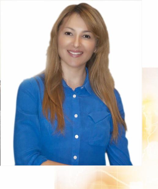 Portret uśmiechniętej kobiety w niebieskiej koszuli na jasnym tle, sugerujący profesjonalizm i zaufanie.