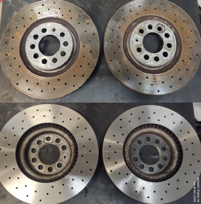 Dwa zestawy tarcz hamulcowych: górny para skorodowana i zużyta, dolny para po regeneracji, z widocznymi nawierceniami.