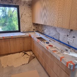 płytkie wielkoformatowe miedzy szafkami oraz na blatach w kuchni