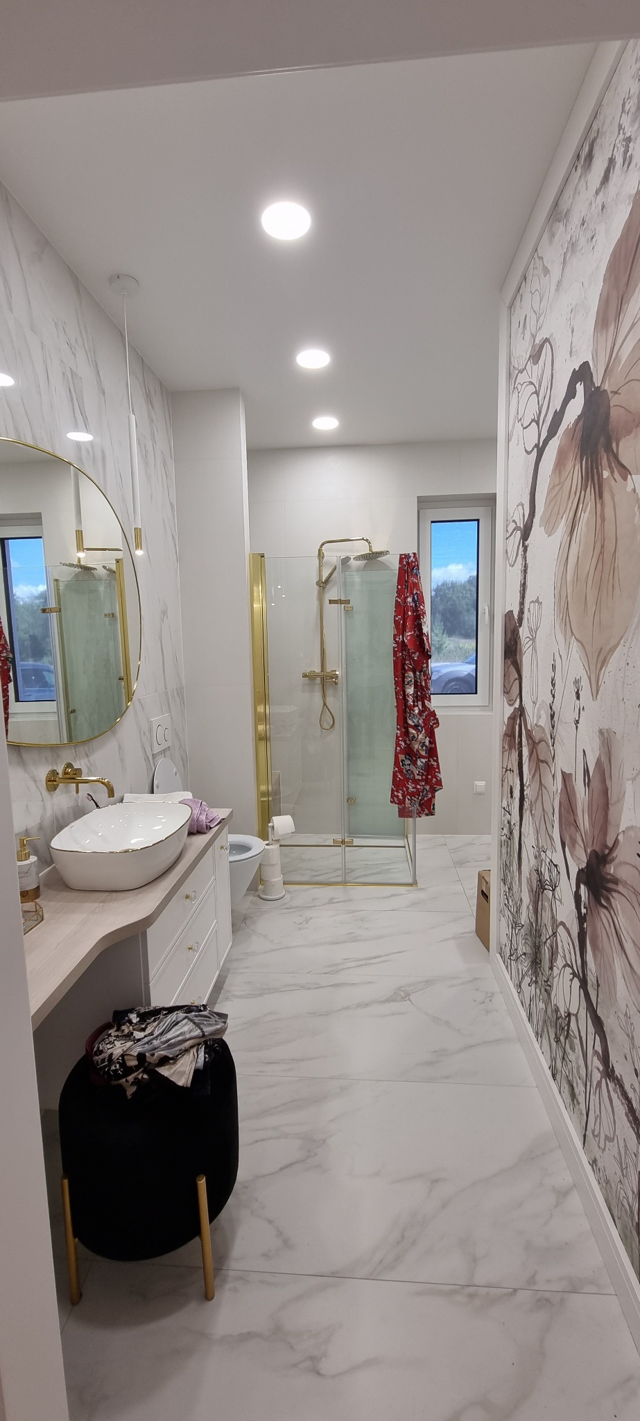 łazienka w stylu Glamour z tapetą dedykowaną do pomieszczeń mokrych