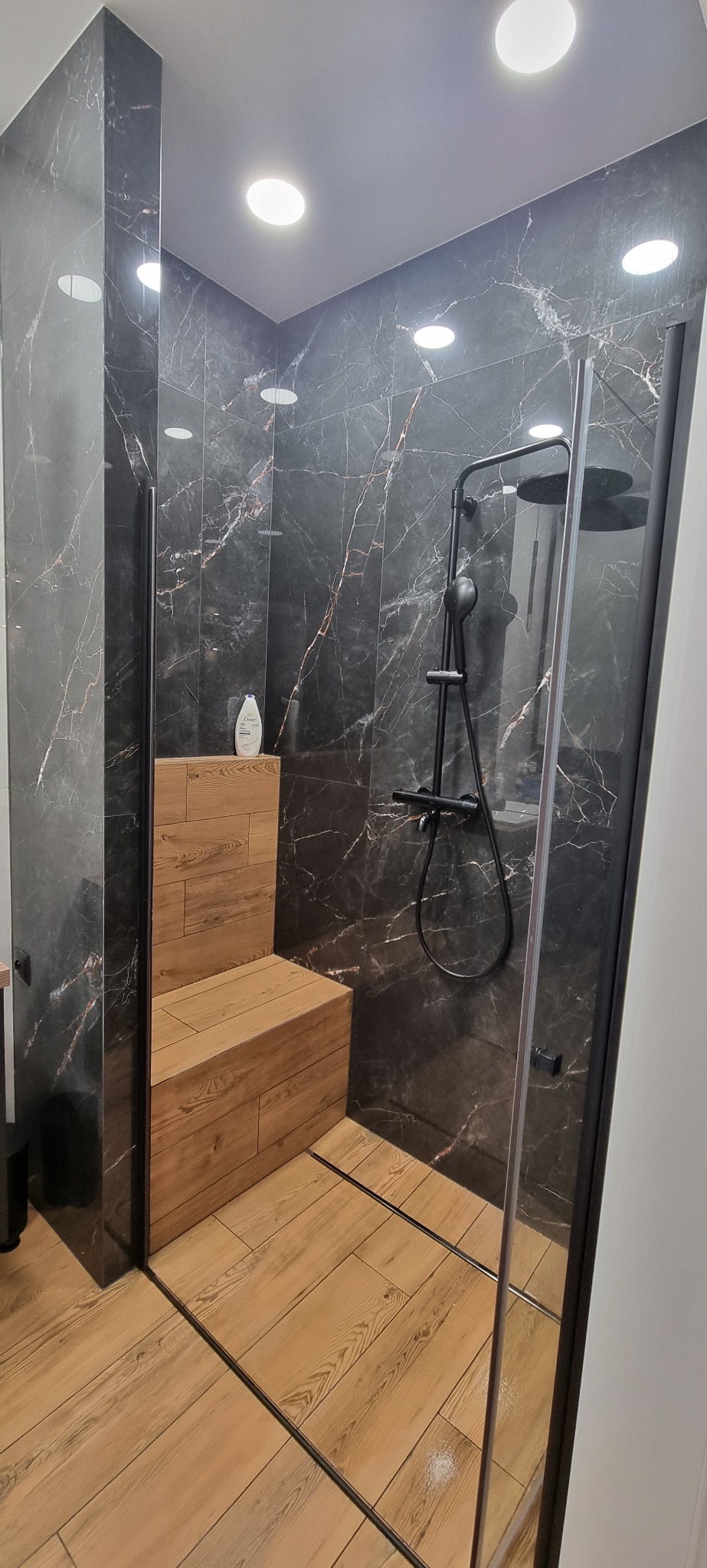 Łazienka z wygodnym siedziskiem oraz odpływem liniowym typu Slim