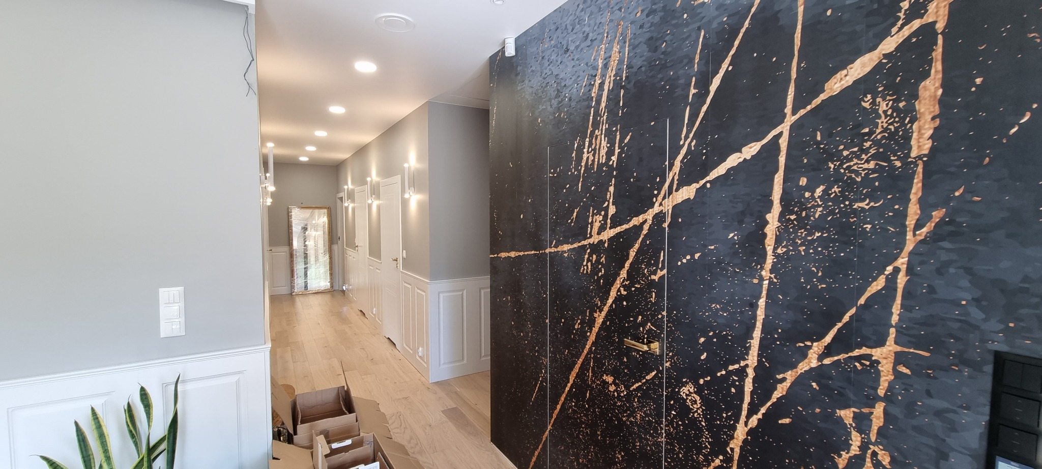 Angielskie wykończenia mieszkania oraz tapeta na drzwiach ukrytych