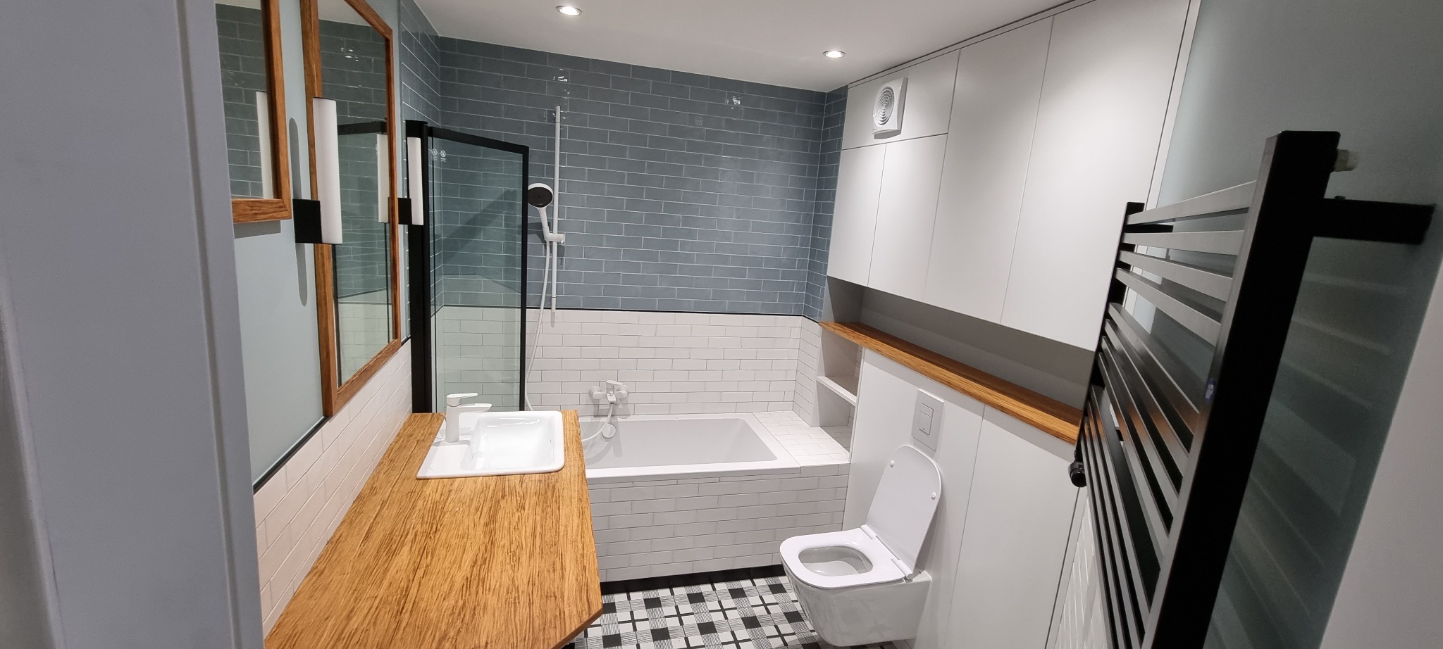 Nowoczesna łazienka z Bambusowym blatem pod umywalkę