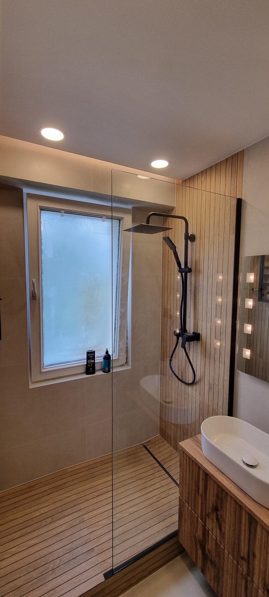 mała łazienka z podwyższeniem umożliwiającym montaż odpływu liniowego