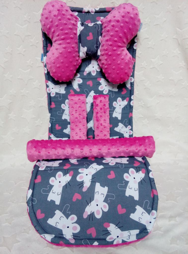 Wkładka do wózka dziecięcego z szarej tkaniny w myszki i różowymi elementami z wypustkami.