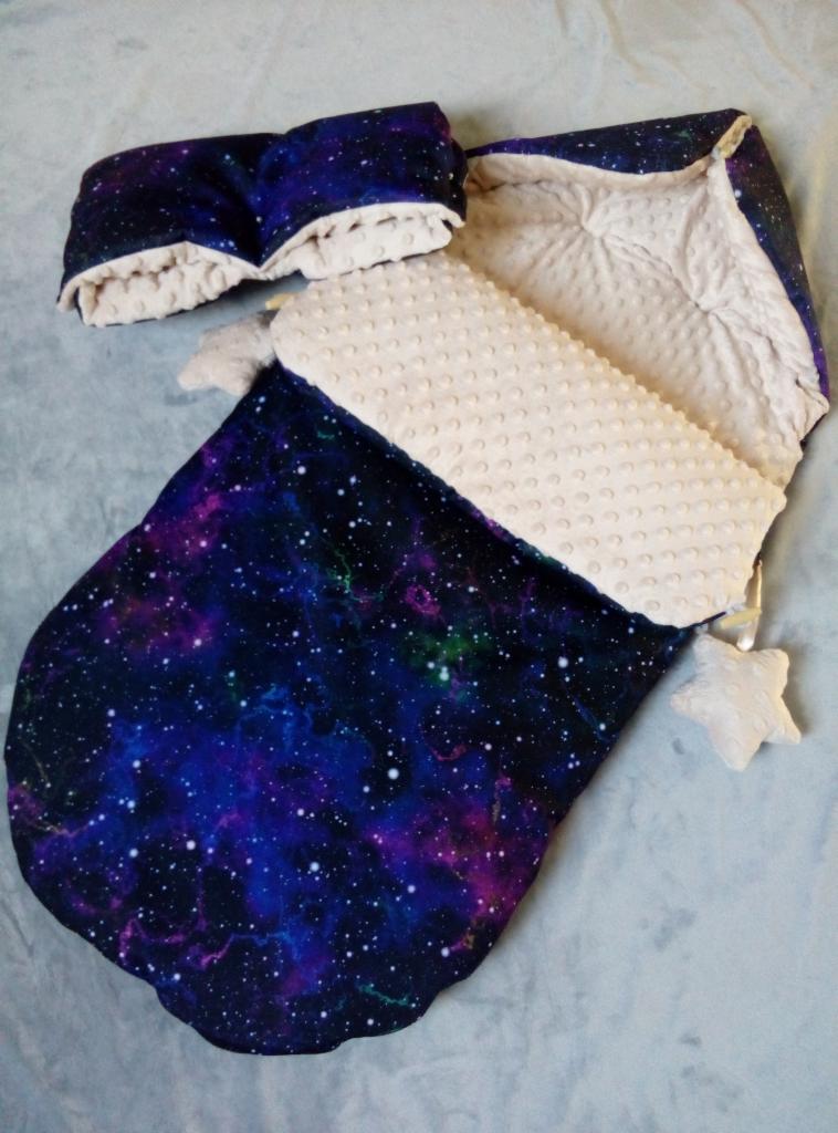 Ręcznie szyty otulacz niemowlęcy z motywem kosmosu i poduszka w kształcie gwiazdy, wykonane z miękkiego, kremowego pluszu i tkaniny w galaktyki.