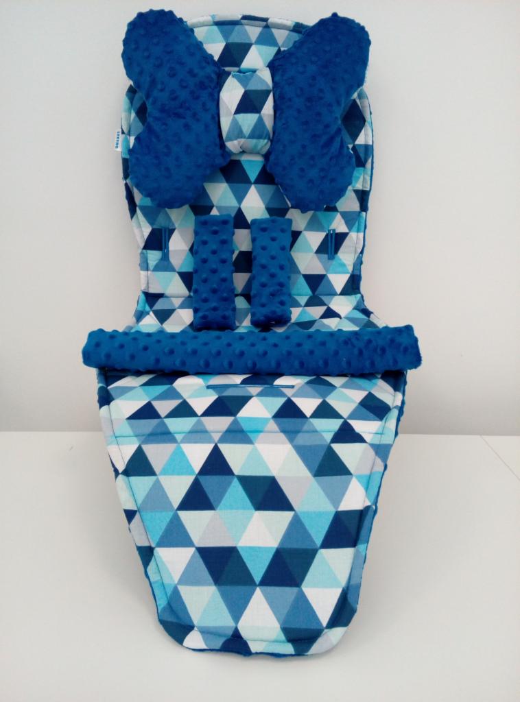 Wkładka do wózka dziecięcego z niebiesko-białym geometrycznym wzorem, pluszowe poduszki i osłonki na pasy w kolorze niebieskim.