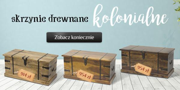 Trzy drewniane skrzynie kolonialne z cenami na tle błękitnej ściany z napisem 'skrzynie drewniane kolonialne'.