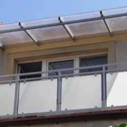Zadaszenie i balustrada balkonowa