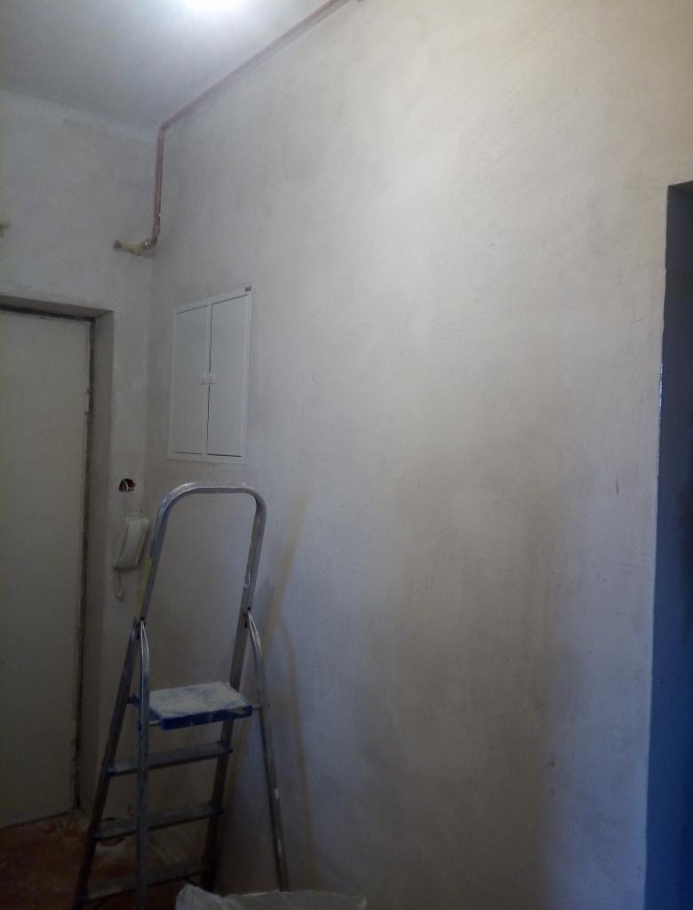 Ściana po gipsowaniu w Sędziszowie Małopolskim, widoczna instalacja elektryczna pod sufitem, drabina malarska i skrzynka elektryczna.