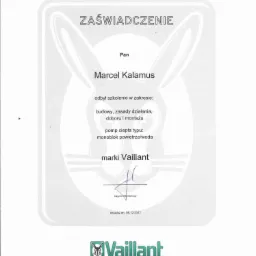 Skan zaświadczenia o ukończeniu szkolenia z zakresu budowy, zasad działania, doboru i montażu pomp ciepła monoblok powietrze/woda marki Vaillant dla Pana Marcela Kalamusa, wydane w Krakowie dnia 06...