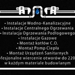 Grafika reklamowa z dwoma kluczami francuskimi, schematycznym rurociągiem z niebieską kroplą wody i listą usług instalacyjnych na czarnym tle.