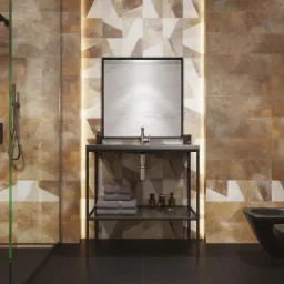 Nowoczesna łazienka z brązowo-białymi płytkami o geometrycznym wzorze, czarną armaturą, kabiną prysznicową ze szklaną ścianką i umywalką na metalowym stelażu z półkami.