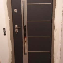montaż drzwi wejściowych DELTA